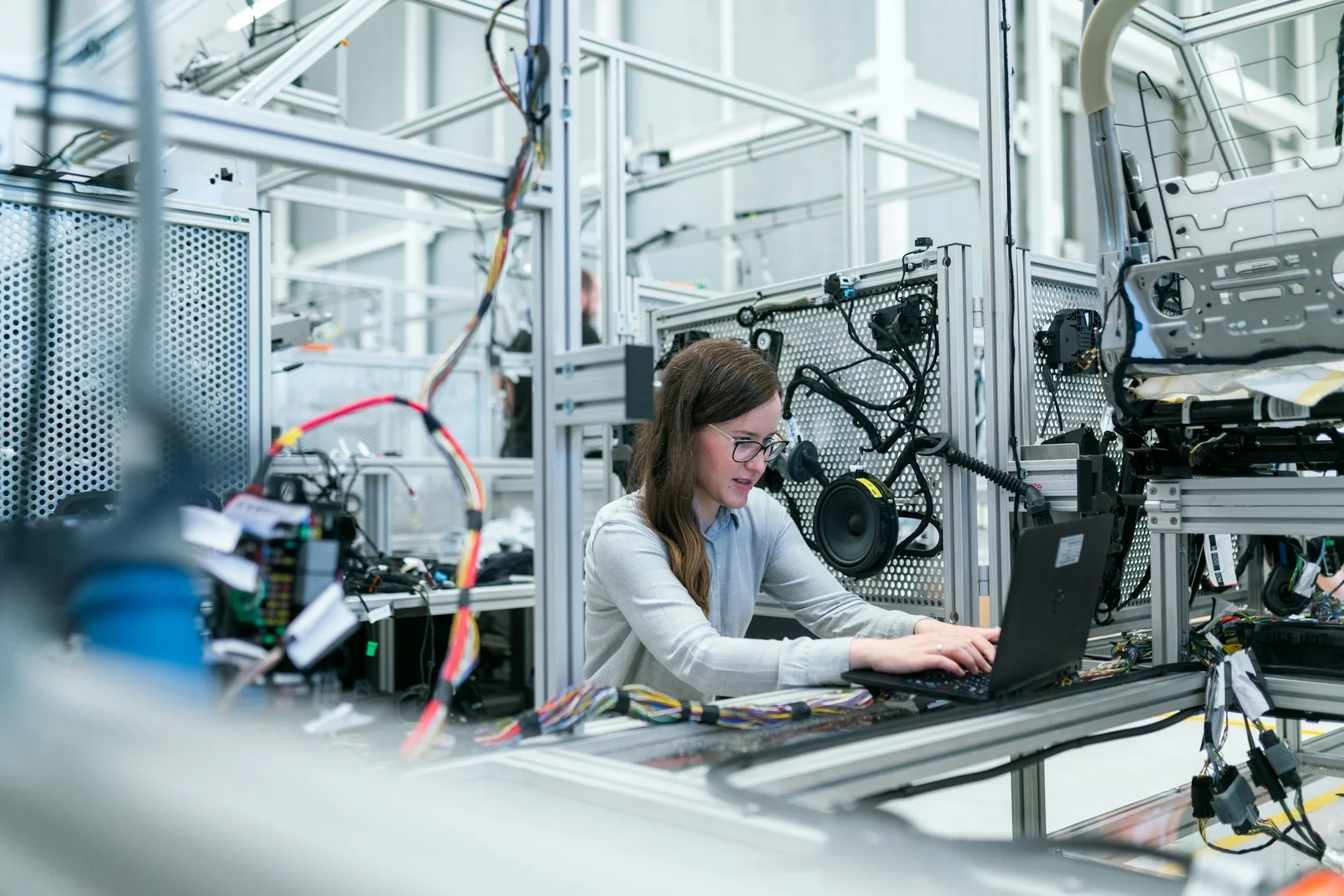 Techniciens en atelier industriel près d'equipos de production y de contrôle