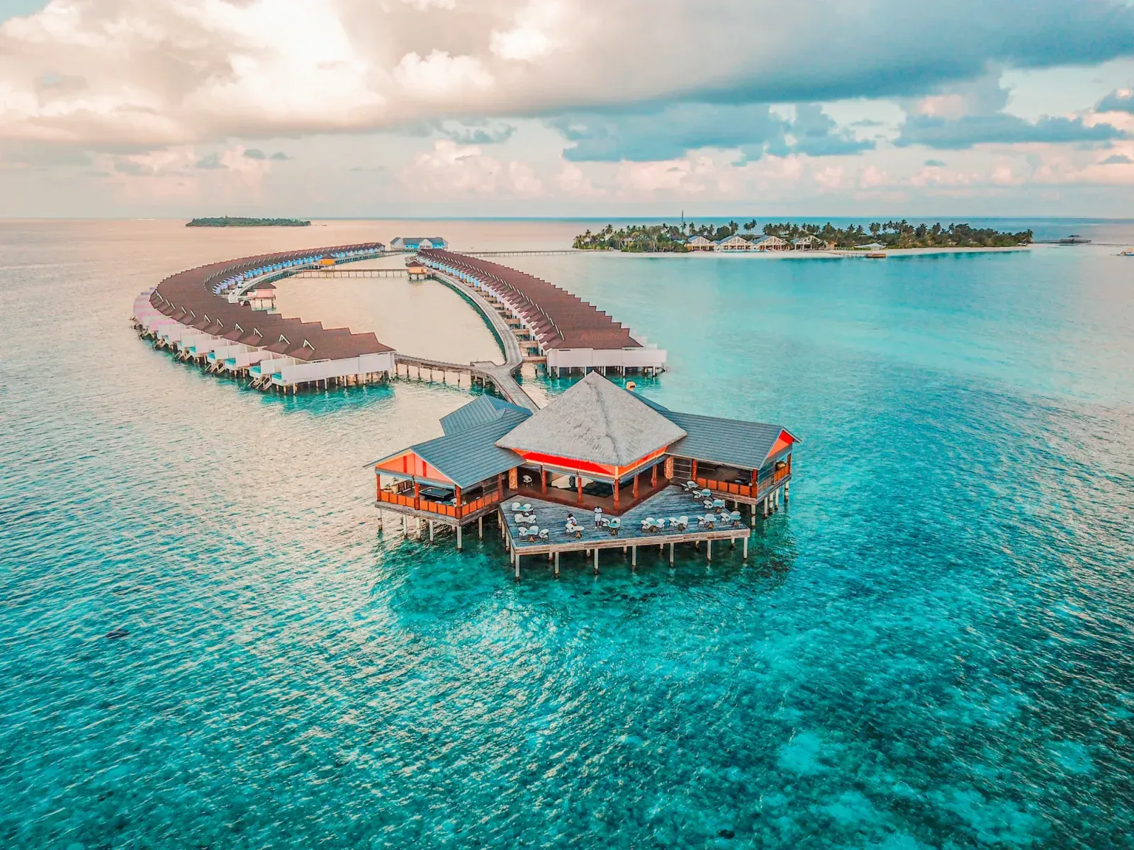 Lagune turquoise y bungalows sur pilotis — ambiance resort haut de gamme, image d'inicio para el seguro turismo profesional y hostelería RMA Tánger