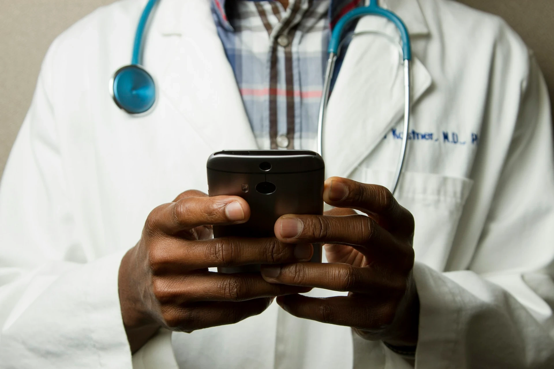Salle d'imagerie médicale con equipoment IRM — environnement hospitalier haut de gamme